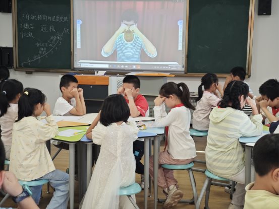 C:/Users/97590/Desktop/做眼保健操.jpg做眼保健操